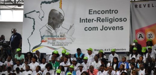 ĐTC Gặp Gỡ Giới Trẻ Liên Tôn Tại Mozambique