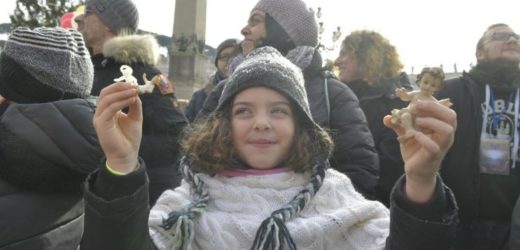 Đức Thánh Cha Làm Phép Các Tượng Chúa Hài Đồng Nhỏ