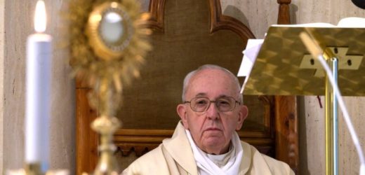 Một Chàng Trai Ý Sáng Tác Bài Hát Trong Thời Đại Dịch Tặng ĐTC