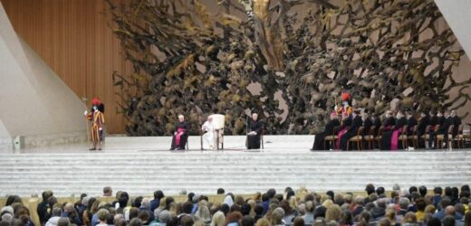 ĐTC Phanxicô: Thiên Chúa Luôn Ở Bên Cạnh, Lắng Nghe Khi Chúng Ta Đau Khổ