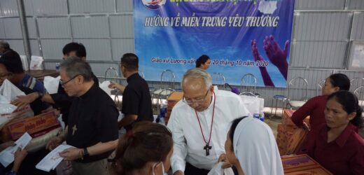 Đại Điện Hội Đồng Giám Mục Việt Nam Thăm Vùng Lũ Lụt