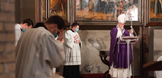 ĐTC Dâng Lễ Cầu Nguyện Cho Các Tín Hữu Qua Đời