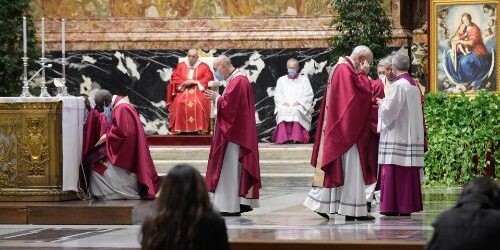 ĐTC Dâng Thánh Lễ Cầu Nguyện Cho Các Hồng Y Và Giám Mục Đã Qua Đời