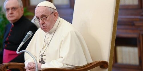 ĐTC Phanxicô: Nếu Chúng Ta Có Thói Quen Nguyền Rủa, Hãy Thay Đổi Nó Thành Thói Quen Chúc Lành