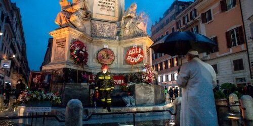 ĐTC Cầu Nguyện Cho Roma Và Thế Giới Tại Tượng Đài Đức Mẹ Ở Quảng Trường Tây Ban Nha