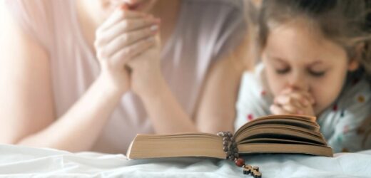 Nghi Thức Đón Nhận Lời Chúa Trong Gia Đình