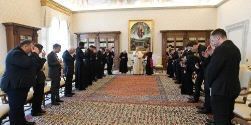 Đức Thánh Cha: Không Phải Là Linh Mục Công Giáo Nếu Tách Ra Khỏi Dân Chúa