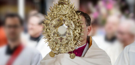 Tại Sao Mang Khăn Choàng Vai Khi Ban Phép Lành Chầu Thánh Thể?