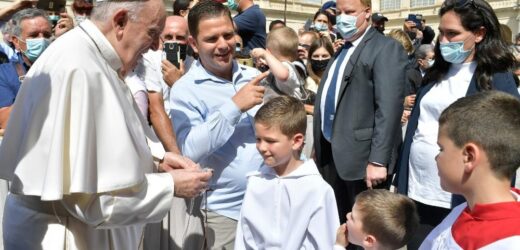 ĐTC Phanxicô: Trên Thánh Giá, Chúa Giêsu Cầu Nguyện Cho Mỗi Người Chúng Ta