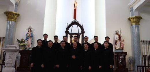 Chủng Sinh Và Chiếc Áo Chùng Thâm