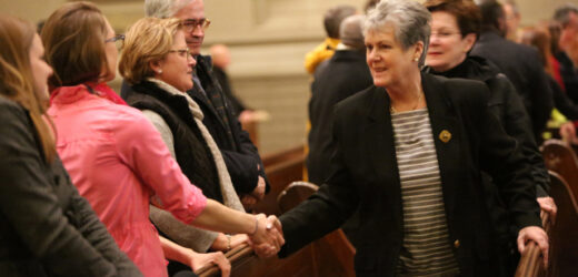 Cử Chỉ Chúc Bình An Trong Thánh Lễ Bắt Đầu Từ Một Hành Động Tha Thứ Long Trọng