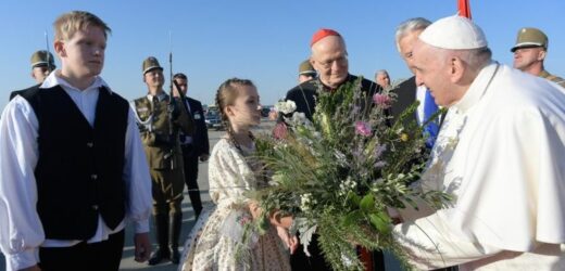 ĐTC Phanxicô Rời Roma, Đến Budapest, Bắt Đầu Chuyến Tông Du Thứ 34 Tại Nước Ngoài