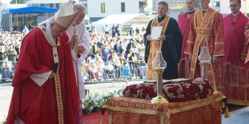 ĐTC Cử Hành Phụng Vụ Thánh Thể Lễ Suy Tôn Thánh Giá Theo Nghi Lễ Byzantine