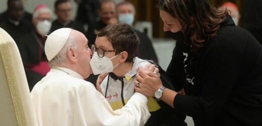 Bài Học Của Cậu Bé Khuyết Tật Trong Buổi Tiếp Kiến Chung Của ĐTC