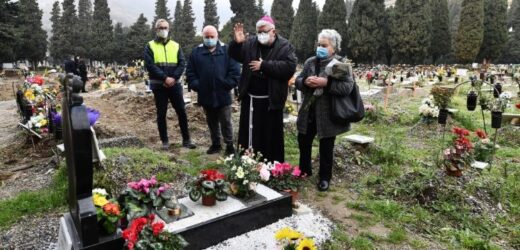 Năm Nay, Việc Lãnh Ơn Toàn Xá Dành Cho Tín Hữu Đã Qua Đời Cũng Được Kéo Dài Suốt Tháng 11