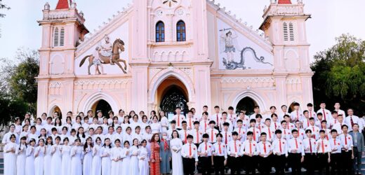 Thánh Lễ Ban Bí Tích Thêm Sức Tại Giáo Xứ Tân Hương