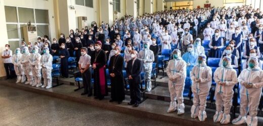 Đại Diện Tòa Thánh Gặp Gỡ Các Tình Nguyện Viên Tu Sĩ Tại Sài Gòn