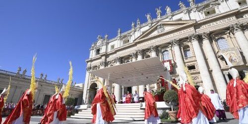 “Hãy Tự Cứu Mình” Không Phải Là Lối Đi Của Chúa