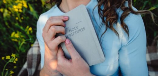 4 Cách Giúp Thanh Thiếu Niên Hứng Thú Với Kinh Thánh