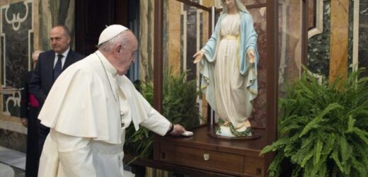 ĐTC Chủ Sự Buổi Lần Hạt Mân Côi Vì Hòa Bình