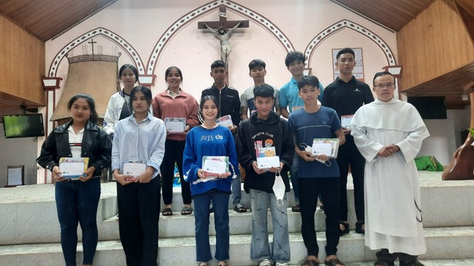 Giáo xứ Kon Rơbang trao phần thưởng hiếu học cho các em học sinh