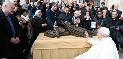 ĐTC Làm Phép Pho Tượng Người Vô Gia Cư