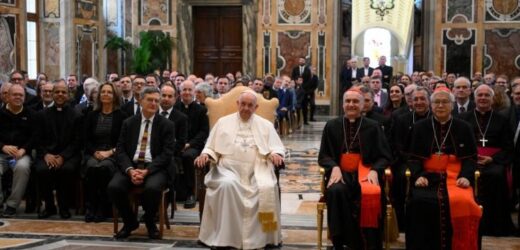 Đức Thánh Cha Tiếp Các Thành Viên Và Nhân Viên Của Bộ Truyền Thông