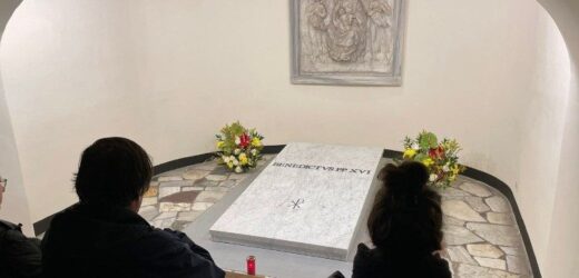 Từ Ngày 8/1 Các Tín Hữu Có Thể Viếng Mộ Đức Biển Đức XVI