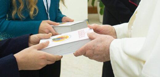 ĐTC Tiếp Phái Đoàn Liên Hiệp Kinh Thánh Toàn Cầu