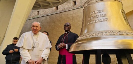 ĐTC Làm Phép Quả Chuông “Tiếng Nói Của Người Không Được Chào Đời”