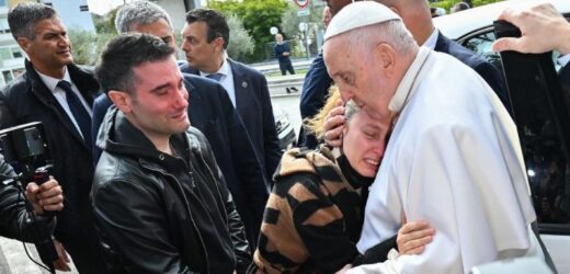 Đức Thánh Cha Xuất Viện; Ngài An Ủi Đôi Vợ Chồng Có Con Gái Mới Qua Đời Đêm Qua