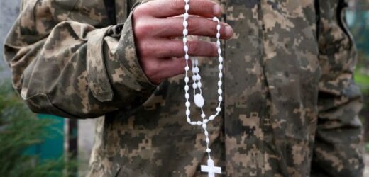 Nhiều Người Nam Quỳ Lần Chuỗi Mân Côi Trên Đường Phố Ở 40 Quốc Gia