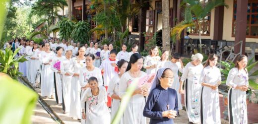 Hiệp Hội Con Đức Mẹ Vô Nhiễm Giáo Xứ Đăk Mót Trong Ngày Tận Hiến