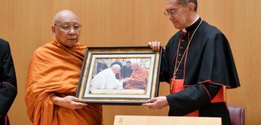 Phái Đoàn Phật Giáo Thái Lan Viếng Thăm Toà Thánh Và Cầu Nguyện Cho ĐTC