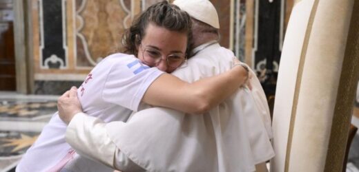 ĐTC Nói Với Các Bạn Trẻ: Ngay Cả Khi Sai Lầm Chúa Vẫn Yêu Thương Các Con Điên Cuồng