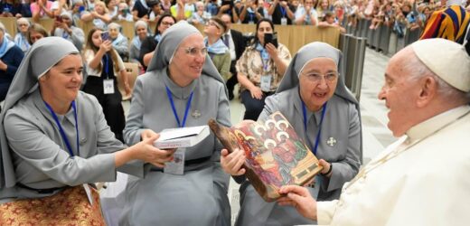 ĐTC Khuyến Khích Các Nữ Tu Dòng Môn Đệ Chúa Giêsu Thánh Thể Phục Vụ Người Nghèo