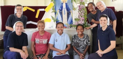 Các Nữ Tu Nữ Tử Bác Ái Phục Vụ Người Nghèo Ở Quần Đảo Solomon