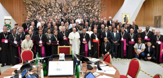 Báo Cáo Tổng Hợp Của Thượng Hội Đồng Ca Ngợi Một Giáo Hội Mở Ra Cho Mọi Người Và Gần Gũi Với Một Thế Giới Bị Tổn Thương