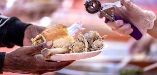 Các Nữ Tu Hoa Kỳ Phục Vụ Hàng Ngàn Bữa Ăn Cho Người Nghèo Nhân Dịp Lễ Tạ Ơn (Thanksgiving)