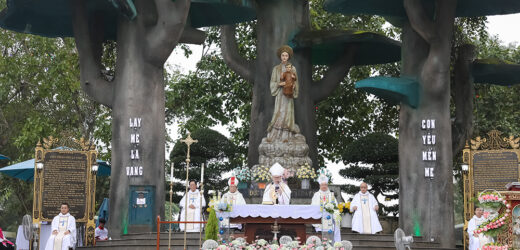 Thánh Lễ Hành Hương La Vang Thứ Bảy Đầu Tháng 01.2024 Và Nghi Thức Công Bố Văn Bằng Phong Tước Đức Ông