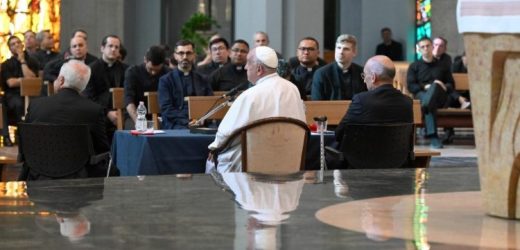 ĐTC Khích Lệ Các Linh Mục Trẻ Không Mệt Mỏi Làm Điều Tốt