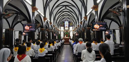 Lễ Khánh Nhật Truyền Giáo: Thiếu Nhi Giáo Xứ Tân Hương Chầu Thánh Thể 24 Giờ Cho Chúa