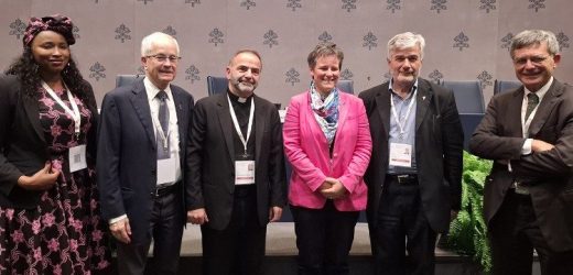 Buổi Họp Báo Về Thượng Hội Đồng – Ngày 16/10: Tầm Quan Trọng Của Phân Định Sự Đồng Thuận Để Giáo Hội Tiến Bước