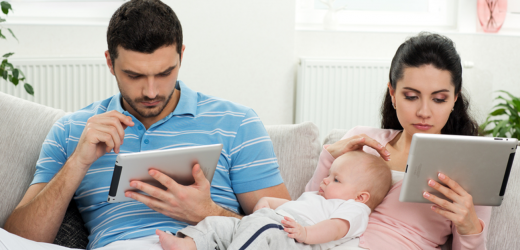 Việc Cha Mẹ Sử Dụng Thiết Bị Điện Tử Có Thể Ảnh Hưởng Đến Trẻ Như Thế Nào?