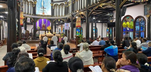 Các Giáo Xứ Khai Mạc Chầu “24 Giờ Cho Chúa”