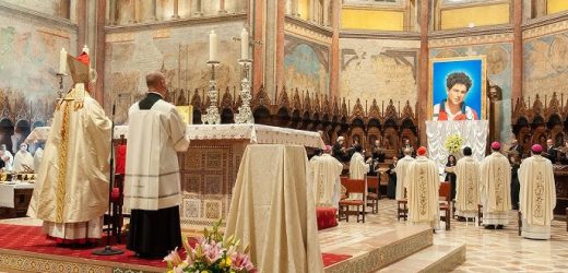 Thánh Carlo Acutis Và Bốn Giáo Hoàng