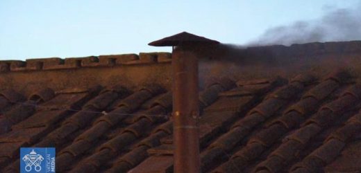 Lần Bỏ Phiếu Đầu Tiên: Khói Đen – Các Hồng Y Chưa Bầu Được Giáo Hoàng