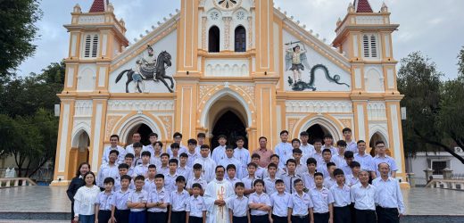 Lễ Sinh Nhật Thánh Gioan Tẩy Giả: Lễ Sinh Giáo Xứ Tân Hương Mừng Bổn Mạng