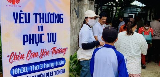 “Chén Cơm Yêu Thương” – Caritas Kon Tum Chia Sẻ Và Phục Vụ Bệnh Nhân Nghèo