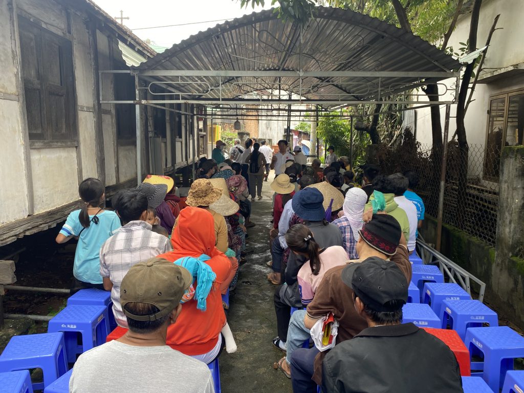 “Chén Cơm Yêu Thương” – Caritas Kon Tum Chia Sẻ Và Phục Vụ Bệnh Nhân Nghèo